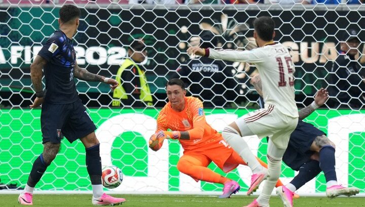 Uruguay perdió ante España y se quedó afuera del Mundial en fase de grupos Uruguay perdió ante España y se quedó afuera del Mundial en fase de grupos
