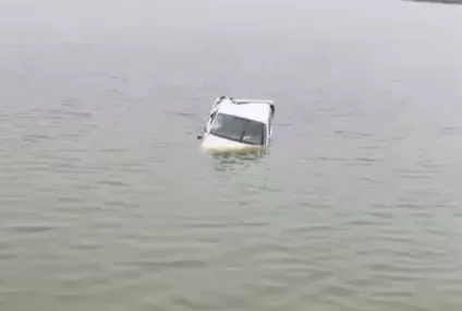 Impactante accidente: Se despistó en el cruce de las rutas 14 y 35 y cayó al Bajo Giuliani Impactante accidente: Se despistó en el cruce de las rutas 14 y 35 y cayó al Bajo Giuliani