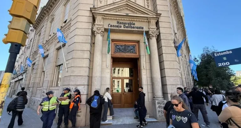 Bahía Blanca: Amenazan a concejales que no acompañaron el proyecto de declarar personas no gratas a los mata nutria Bahía Blanca: Amenazan a concejales que no acompañaron el proyecto de declarar personas no gratas a los mata nutria