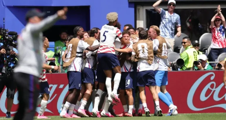 Estados Unidos le ganó 2-0 a Australia y avanzó a la próxima fase del Mundial Estados Unidos le ganó 2-0 a Australia y avanzó a la próxima fase del Mundial