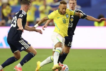 En el debut de Neymar, Brasil goleó a Escocia y se clasificó primera en el Grupo E En el debut de Neymar, Brasil goleó a Escocia y se clasificó primera en el Grupo E