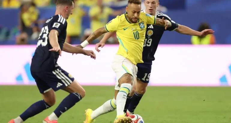 En el debut de Neymar, Brasil goleó a Escocia y se clasificó primera en el Grupo E En el debut de Neymar, Brasil goleó a Escocia y se clasificó primera en el Grupo E