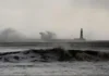 Alerta máxima en Japón por el avance destructivo de una tormenta y un ciclón Alerta máxima en Japón por el avance destructivo de una tormenta y un ciclón