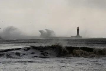 Alerta máxima en Japón por el avance destructivo de una tormenta y un ciclón Alerta máxima en Japón por el avance destructivo de una tormenta y un ciclón