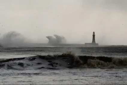 Alerta máxima en Japón por el avance destructivo de una tormenta y un ciclón Alerta máxima en Japón por el avance destructivo de una tormenta y un ciclón