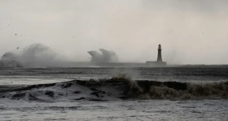Alerta máxima en Japón por el avance destructivo de una tormenta y un ciclón Alerta máxima en Japón por el avance destructivo de una tormenta y un ciclón