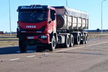 Choque entre dos camiones en el cruce de las rutas 35 y 18