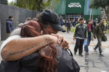 Comenzó el velatorio y miles de fanáticos despiden al Indio Solari Comenzó el velatorio y miles de fanáticos despiden al Indio Solari