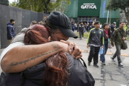 Comenzó el velatorio y miles de fanáticos despiden al Indio Solari Comenzó el velatorio y miles de fanáticos despiden al Indio Solari