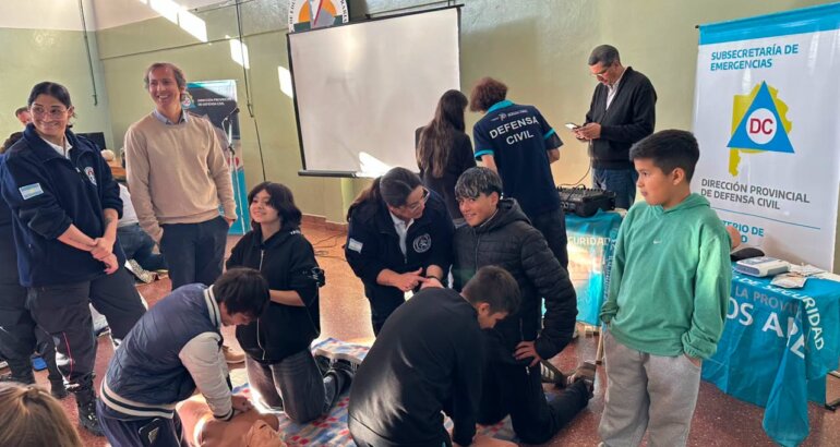 La comunidad educativa de la Escuela Agraria de Rivera participó de una capacitación en RCP y uso del DEA La comunidad educativa de la Escuela Agraria de Rivera participó de una capacitación en RCP y uso del DEA