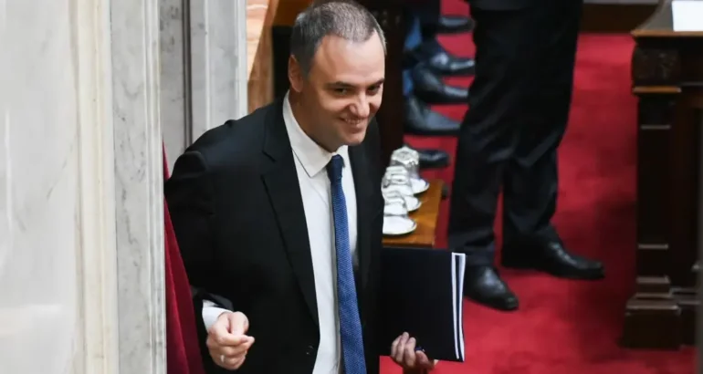 Investigan a Adorni por consumos con tarjetas que superaban su sueldo: más de $ 139 millones Investigan a Adorni por consumos con tarjetas que superaban su sueldo: más de $ 139 millones