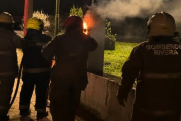 Rápida intervención de Bomberos ante un incendio en el pilar eléctrico del Hospital de Rivera Rápida intervención de Bomberos ante un incendio en el pilar eléctrico del Hospital de Rivera