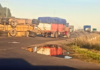 Un acoplado volcó en el cruce de las rutas 33 y 85 y derramó cereal sobre el asfalto Un acoplado volcó en el cruce de las rutas 33 y 85 y derramó cereal sobre el asfalto