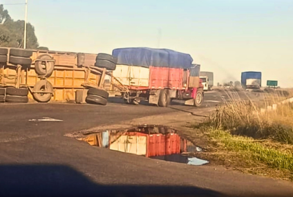 Un acoplado volcó en el cruce de las rutas 33 y 85 y derramó cereal sobre el asfalto Un acoplado volcó en el cruce de las rutas 33 y 85 y derramó cereal sobre el asfalto