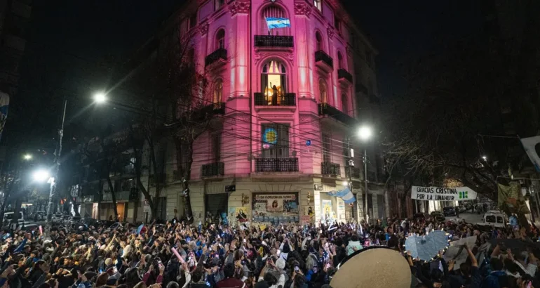 Causa Vialidad: Embargan el departamento de San José 1111 donde Cristina está en prisión domiciliaria Causa Vialidad: Embargan el departamento de San José 1111 donde Cristina está en prisión domiciliaria
