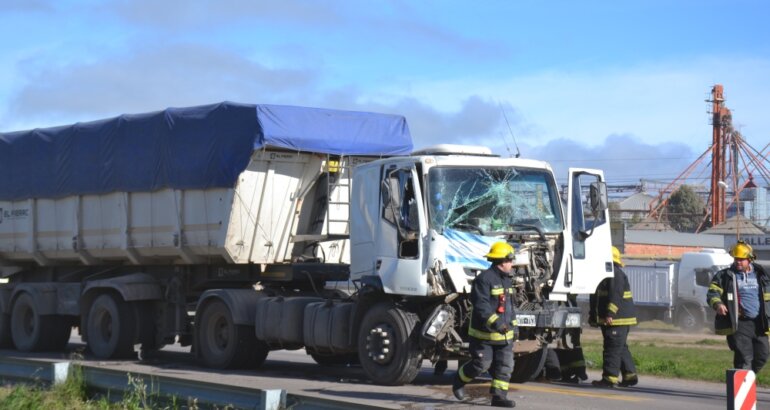 Accidente sobre la Ruta 33: un camión impactó contra otro en ruta 33 Accidente sobre la Ruta 33: un camión impactó contra otro en ruta 33