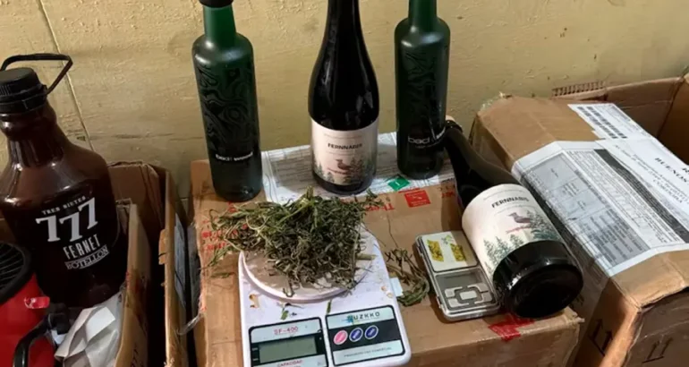 Fernnabis: allanaron un centro de producción de fernet con cannabis y detuvieron a dos personas Fernnabis: allanaron un centro de producción de fernet con cannabis y detuvieron a dos personas