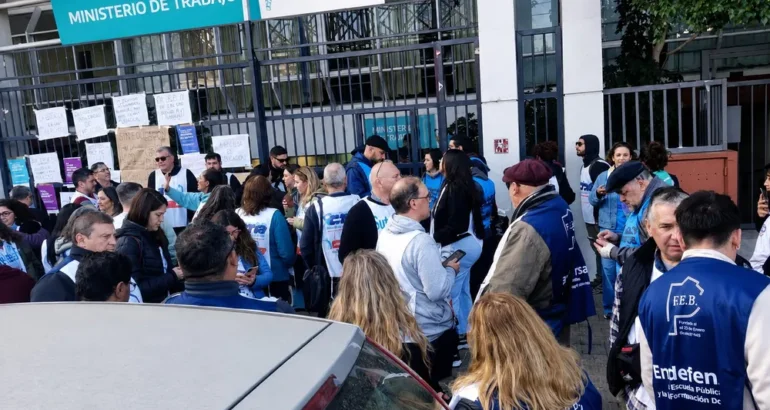 Docentes reclamaron «urgente recomposición salarial» tras las paritarias sin oferta de la Provincia Docentes reclamaron «urgente recomposición salarial» tras las paritarias sin oferta de la Provincia