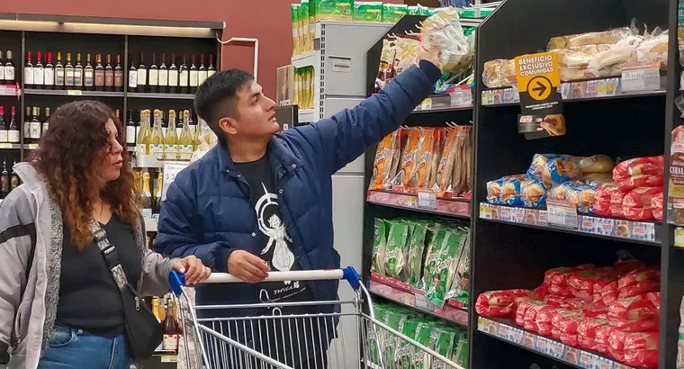 Consumo en crisis: las compras de alimentos caen y crecen los gastos en impuestos y servicios Consumo en crisis: las compras de alimentos caen y crecen los gastos en impuestos y servicios