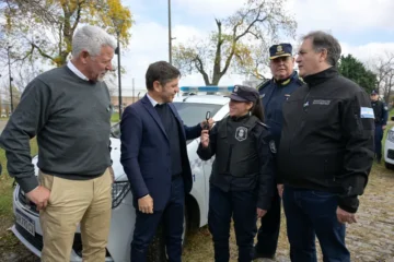 Kicillof irónico con Adorni: «Estoy buscando un pendrive para la provincia» Kicillof irónico con Adorni: «Estoy buscando un pendrive para la provincia»