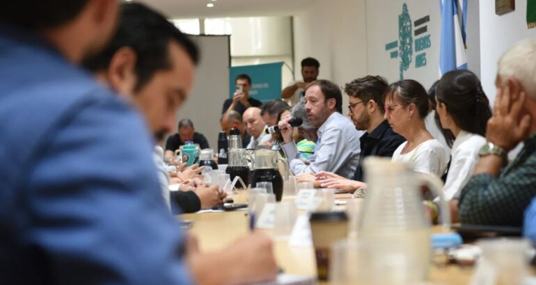 Provincia presentó un plan para refinanciar deudas de estatales, pero no realizó una oferta salarial Provincia presentó un plan para refinanciar deudas de estatales, pero no realizó una oferta salarial