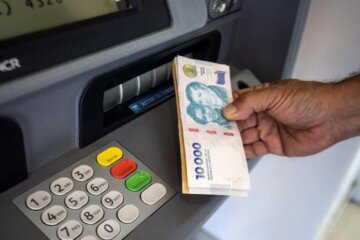 Los salarios subieron 3,5% en abril y le ganaron a la inflación, según el INDEC Los salarios subieron 3,5% en abril y le ganaron a la inflación, según el INDEC