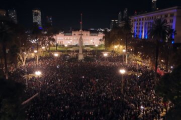 La Plaza de Mayo se convirtió en un epicentro de misa ricotera entre los primeros pogos y calles cerradas La Plaza de Mayo se convirtió en un epicentro de misa ricotera entre los primeros pogos y calles cerradas