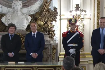 Con Adorni a su lado, Milei le tomó juramento a Santilli como nuevo jefe de Gabinete Con Adorni a su lado, Milei le tomó juramento a Santilli como nuevo jefe de Gabinete