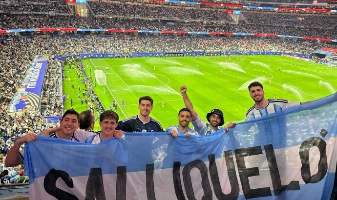 El gesto de la hinchada argentina que tuvo como protagonista a un joven de Salliqueló que perdió la billetera en el Mundial El gesto de la hinchada argentina que tuvo como protagonista a un joven de Salliqueló que perdió la billetera en el Mundial
