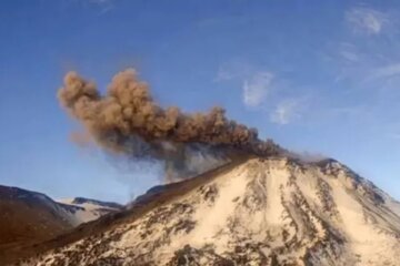 Elevan la alerta en Neuquén por el volcán Nevados de Chillán tras un aumento de su actividad Elevan la alerta en Neuquén por el volcán Nevados de Chillán tras un aumento de su actividad