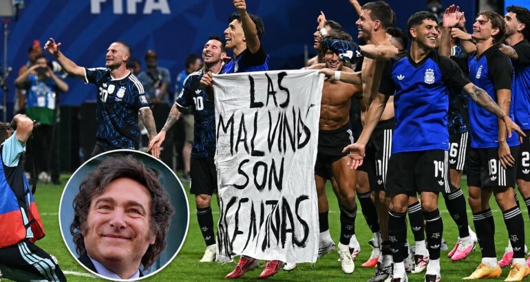 Milei consideró «válido y lícito» el gesto de los jugadores con la bandera de Malvinas y no viajará a la final del Mundial para seguirla desde Olivos por cábala Milei consideró «válido y lícito» el gesto de los jugadores con la bandera de Malvinas y no viajará a la final del Mundial para seguirla desde Olivos por cábala