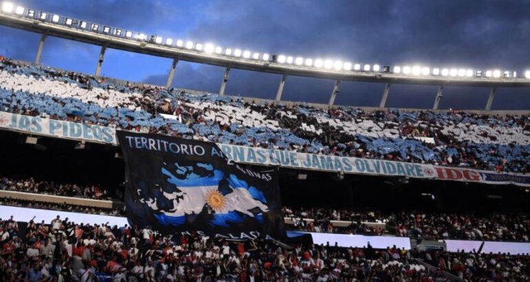 La FIFA prohíbe banderas de Malvinas en la semifinal Argentina-Inglaterra por seguridad La FIFA prohíbe banderas de Malvinas en la semifinal Argentina-Inglaterra por seguridad