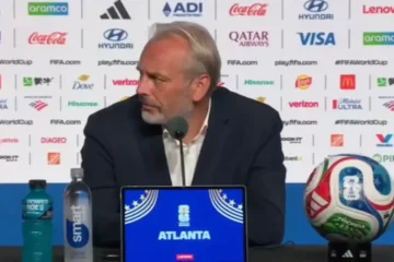 Insólito: al entrenador de Congo le avisaron de la muerte de su padre en conferencia de prensa Insólito: al entrenador de Congo le avisaron de la muerte de su padre en conferencia de prensa