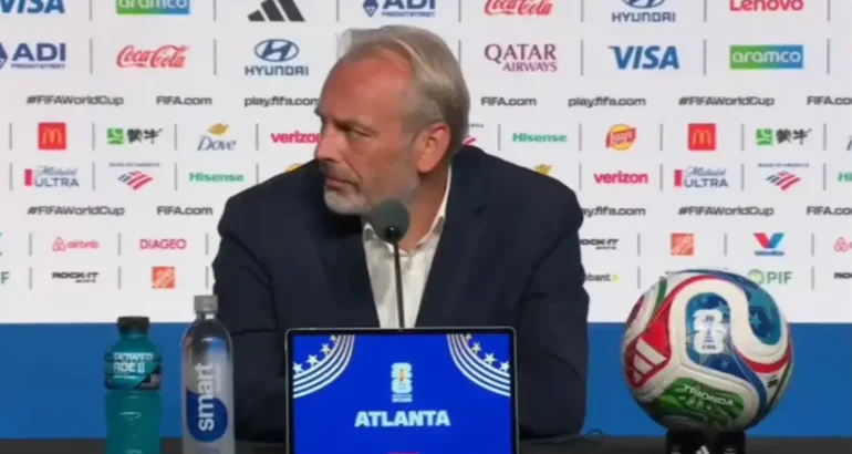 Insólito: al entrenador de Congo le avisaron de la muerte de su padre en conferencia de prensa Insólito: al entrenador de Congo le avisaron de la muerte de su padre en conferencia de prensa