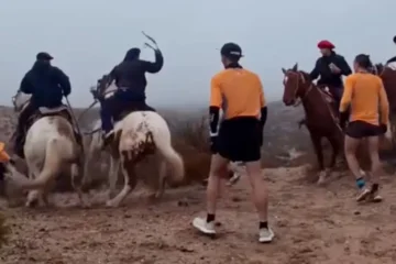 Un grupo de jinetes agredió con fustas y piedras a corredores durante una competencia en Río Negro Un grupo de jinetes agredió con fustas y piedras a corredores durante una competencia en Río Negro