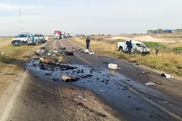 Tragedia en la Ruta 33: un muerto y un herido tras un choque frontal entre un camión y una camioneta Tragedia en la Ruta 33: un muerto y un herido tras un choque frontal entre un camión y una camioneta