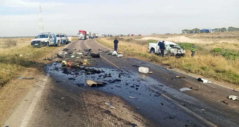 Tragedia en la Ruta 33: un muerto y un herido tras un choque frontal entre un camión y una camioneta Tragedia en la Ruta 33: un muerto y un herido tras un choque frontal entre un camión y una camioneta