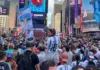 Los Argentinos coparon el Times Square con un banderazo multitudinario Los Argentinos coparon el Times Square con un banderazo multitudinario
