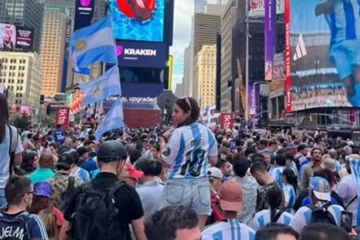 Los Argentinos coparon el Times Square con un banderazo multitudinario Los Argentinos coparon el Times Square con un banderazo multitudinario