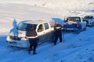 Rescataron a una pareja que sobrevivió más de 24 horas atrapada a -22°C en la nieve de Santa Cruz Rescataron a una pareja que sobrevivió más de 24 horas atrapada a -22°C en la nieve de Santa Cruz