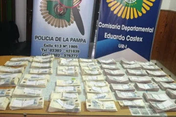 Olvidó una mochila con $90 millones al costado de la ruta y la Policía recuperó casi todo el dinero Olvidó una mochila con $90 millones al costado de la ruta y la Policía recuperó casi todo el dinero