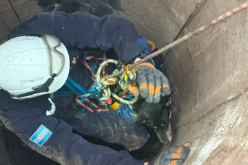 Bomberos pampeanos rescataron a Sasha, una perra que cayó a un pozo de 15 metros Bomberos pampeanos rescataron a Sasha, una perra que cayó a un pozo de 15 metros