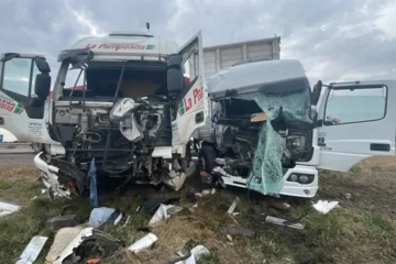 Un muerto y dos heridos por un choque de camiones en el cruce de las rutas 5 y 1 Un muerto y dos heridos por un choque de camiones en el cruce de las rutas 5 y 1