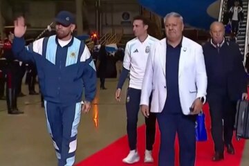 La Selección Argentina llegó al país y una multitud los espera en el predio de AFA La Selección Argentina llegó al país y una multitud los espera en el predio de AFA