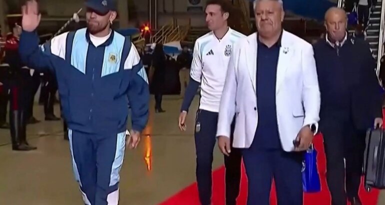 La Selección Argentina llegó al país y una multitud los espera en el predio de AFA La Selección Argentina llegó al país y una multitud los espera en el predio de AFA