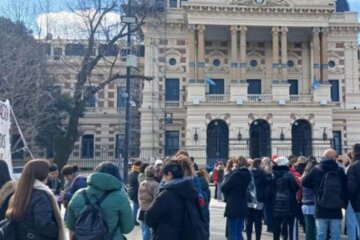 Docentes realizaron una olla popular frente a la Gobernación y evalúan un paro de 48 horas por reclamos salariales Docentes realizaron una olla popular frente a la Gobernación y evalúan un paro de 48 horas por reclamos salariales