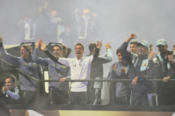 La Selección llegó al país: hubo ceremonia de los granaderos y una multitud en la calle La Selección llegó al país: hubo ceremonia de los granaderos y una multitud en la calle