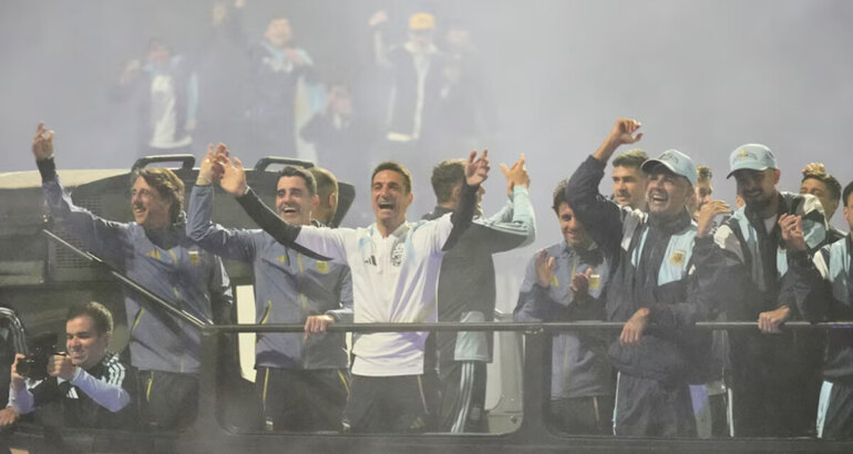 La Selección llegó al país: hubo ceremonia de los granaderos y una multitud en la calle La Selección llegó al país: hubo ceremonia de los granaderos y una multitud en la calle
