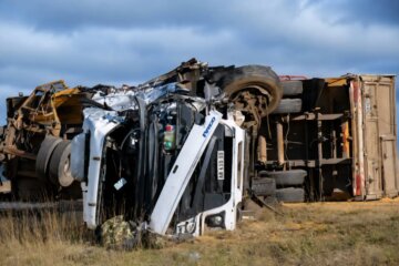 Un camión volcó tras un choque con otro transporte sobre la Ruta 33 entre Pigüé y Espartillar Un camión volcó tras un choque con otro transporte sobre la Ruta 33 entre Pigüé y Espartillar