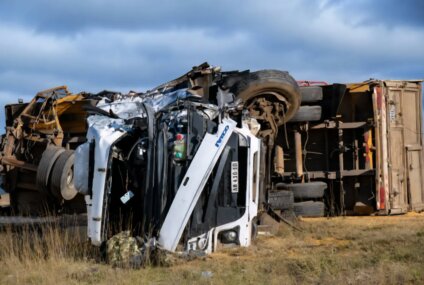 Un camión volcó tras un choque con otro transporte sobre la Ruta 33 entre Pigüé y Espartillar Un camión volcó tras un choque con otro transporte sobre la Ruta 33 entre Pigüé y Espartillar